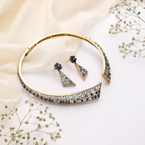 Close-up of sapphire-stone gold choker necklace se