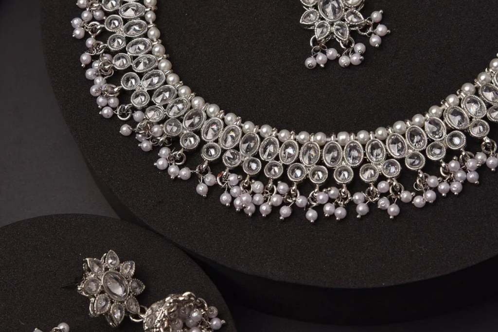 Polki vs. Kundan Jewelry: Which One Suits You Best?