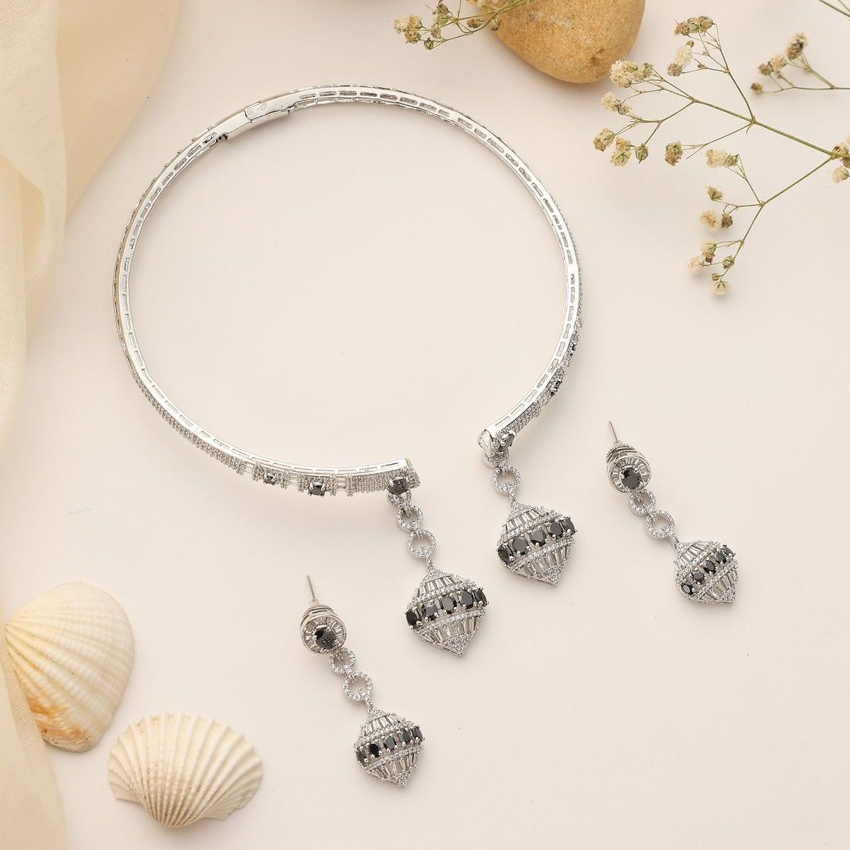 black collar choker
