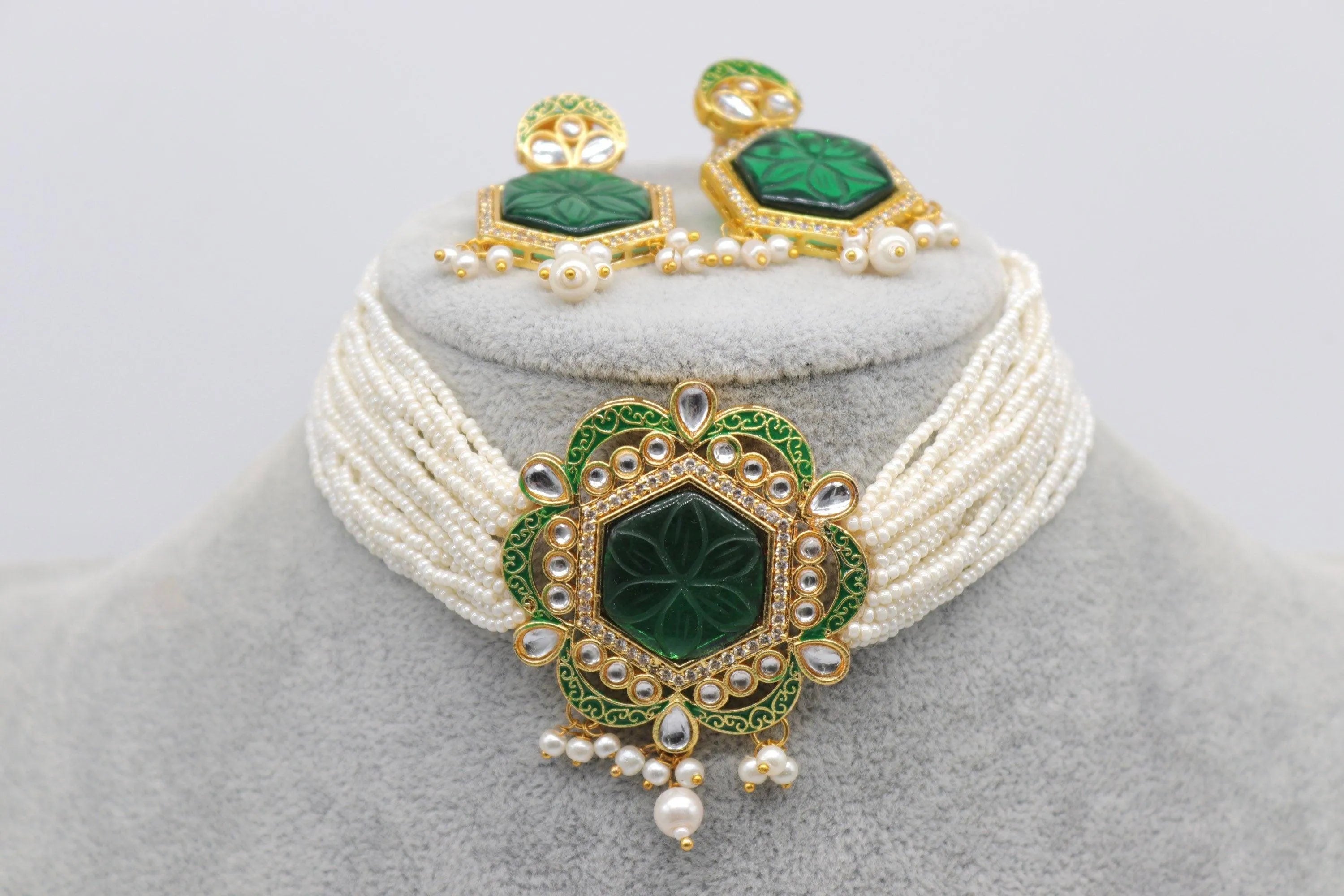 Carved Emerald Gold Pearl Choker