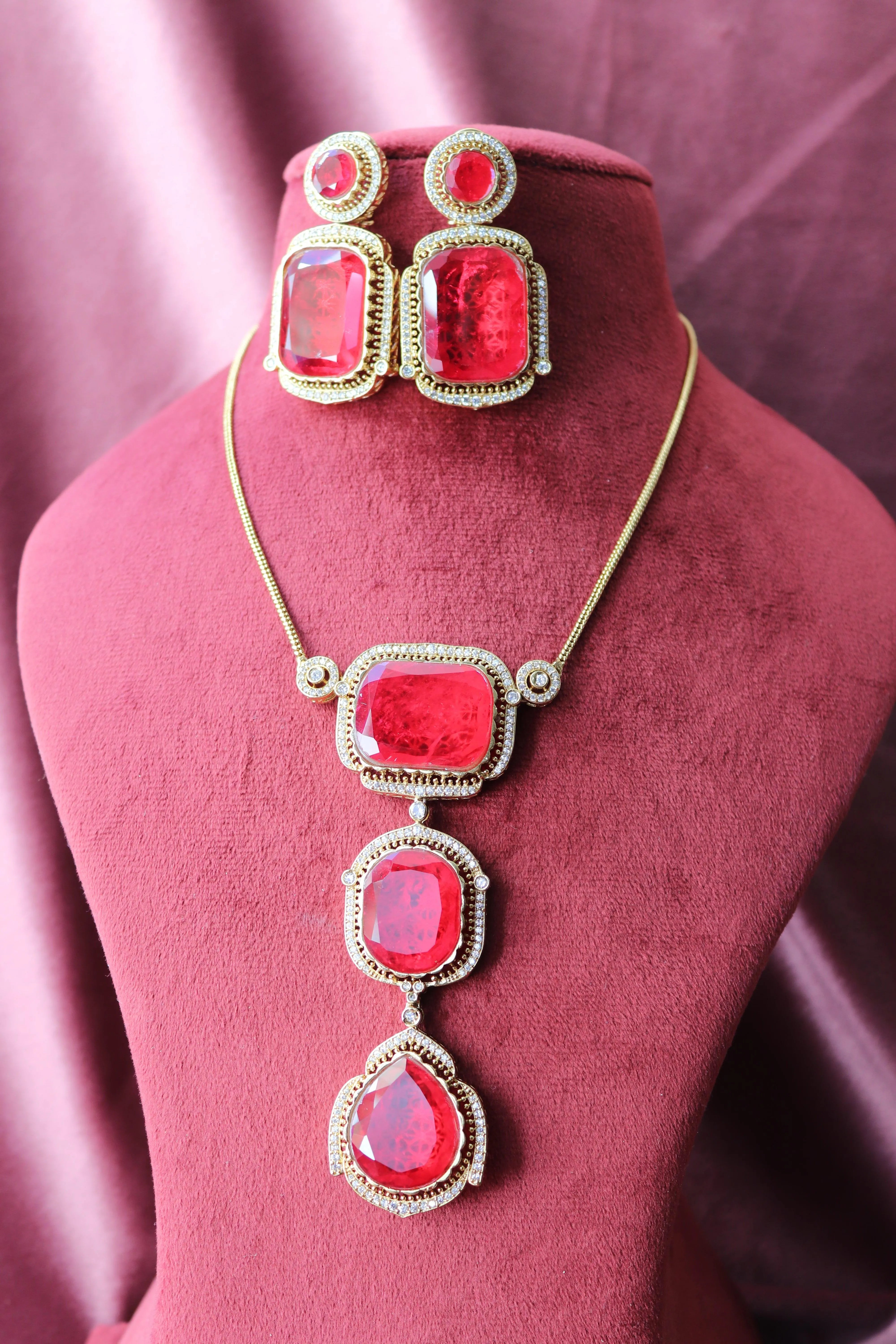 Red Sara Doublet Antique Gold Pendant Necklace